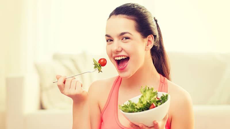 Chăm sóc tóc đúng cách để tạm biệt gãy rụng