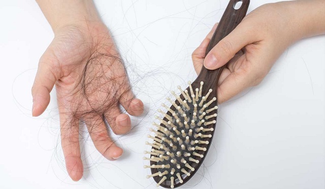 Phân biệt tóc rụng sinh lý và tóc rụng bệnh lý để biết lúc nào cần đi khám ngay