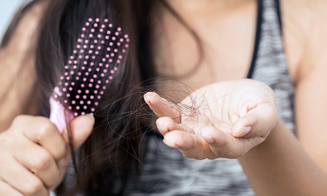 Phân biệt tóc rụng sinh lý và tóc rụng bệnh lý để biết lúc nào cần đi khám ngay