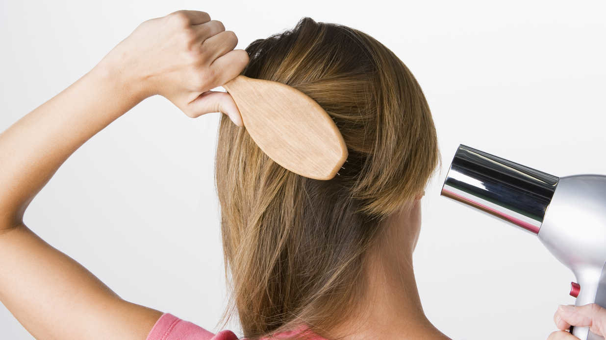 Tóc rụng quá nhiều, có thể bạn đang mắc phải một trong các thói quen xấu sau